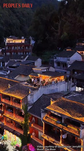 The Fenghuang ancient town exudes extraordinary charm when wrapped in the evening lights, with a stunning scenery against the lush mountains in central China's Hunan Province. | People's Daily, China