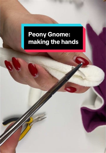 Watch the full set by step tutorial of the Peony Gnome on my YouTube channel: link in bio🌸 You will also find the patterns and many more ideas there! Check it out ✅ #helenlozova #helenlozovagnomes #scandinaviangnome #gnomes #гноми #гном #gnomos #magicdolll #gnome #gnomediy #diygnome #tutorial #diygnomos #chamomile #daisy #daisygnome #peony #flowers #flowergnome #spring #summer #springgnome #summergnome