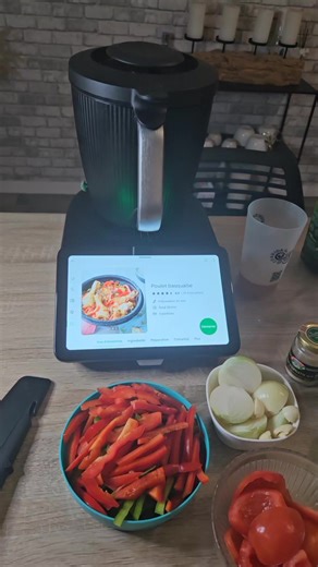 🍗 Poulet basquaise au Thermomix (Cookidoo) Ingrédients : • 2 gousses d’ail • 200 g d’oignons • 20 g d’huile d’olive • 600 g de pilons de poulet • 200 g de vin blanc sec • 250 g de poivrons verts • 250 g de poivrons rouges • 250 g de tomates • 1 c. à café de gros sel • ½ c. à café de piment d’Espelette • 100 g d’eau • 1 feuille de laurier • 1 c. à café de thym frais Étapes : 1️⃣ Hacher ail oignons 5 sec / vit 5, racler. Ajouter 10 g d’huile → 3 min / 120°C / vit 2 (sans gobelet). Pendant ce temp