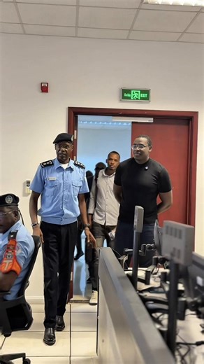 Hoje tive uma experiência incrível ao visitar as instalações do Centro Integrado de Segurança Pública (CISP). Foi uma oportunidade única de ver de perto como o sistema funciona, seu impacto na sociedade e o compromisso com a segurança. Agradeço ao Ministro Manuel Homem e ao Diretor-Geral do CISP Comissário Adulcínio Isaac Lutucuta pelo excelente trabalho que estão a desenvolver. Sem dúvida essa visita , foi um momento que me fez acreditar no futuro da nossa segurança! E você, já conhecia o CISP?