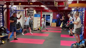 Good little basic warm up drill for Punch Out. I use tennis balls a lot as warm ups. 🎾🎾🎾🎾🎾🎾🎾🎾🎾🎾🎾🎾 Endless benefits. In this drill the members are working on peripherals, distance, timing and withdrawal reflexes - all basics required by any boxer or fighter generally. Of course this is just a basic fitness class, but the drills are challenging and have a depth for those wishing to understand more. 🥊🥊🥊🥊🥊🥊🥊🥊🥊🥊🥊🥊 #bodydevelopment #pt #smallgroupfitness #boxing #boxingtraining