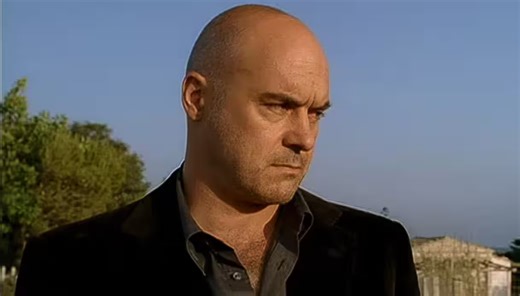 Il Commissario Montalbano - Il gioco delle tre carte: Salvo tra mafia e depistaggi nell'episodio più amato di sempre