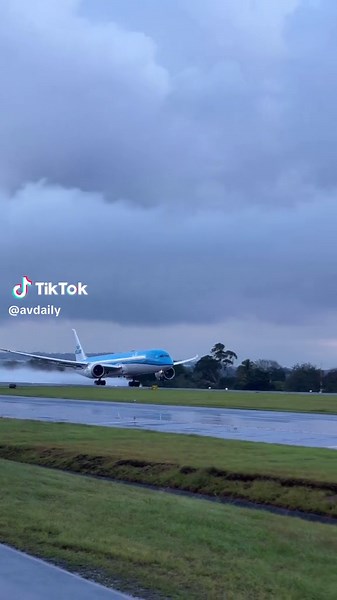 KLM Boeing 787 Dreamliner Take-Off