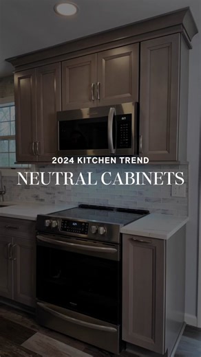 The perfect kitchen color? Onyx Horizon by @fabuwood 👀✨😍 Neutral kitchen cabinets paired with light and bright countertops make the space feel modern, yet inviting, spacious, and super clean! Let us help you visualize YOUR space with a Free Design Brainstorm, find us on IG to grab the link! 😏🔗 #design #interiordesign #brainstorm #kitcheninspo #kitchenideas #kitchencabinets #kitchencabinet