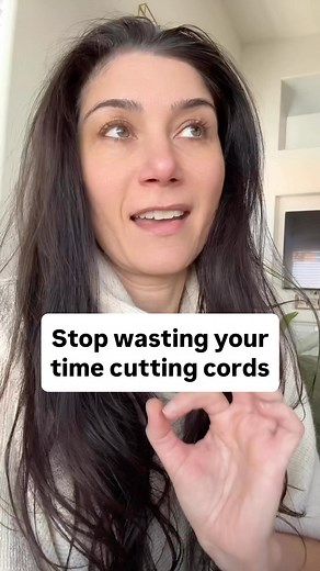 Gellyahnah Aakhen | Soul Contract Readings on Instagram: "You can’t “cut” a soul connection … But you can HEAL the pain between two people. Anyone who has ever tried cord-cutting will tell you that it doesn’t really work. You might feel a temporary relief, but the moment you think of that person with any sort of emotion, the connection is re-established (well, it’s never really been cut). Souls LOVE each other and while the connection can be “silenced,” it can’t really be energetically cut. 👉🏻