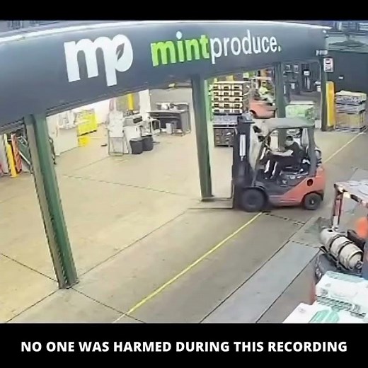 Daily Safety Fails🤯This is WHY Distracted Driving is Dangerous🤯 #safetyfails #forklift #fails