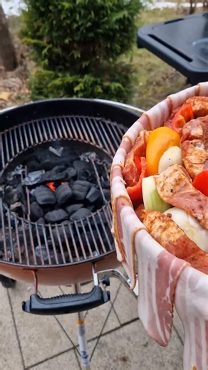 Anton Bochmann on Instagram: "Schichtfleisch aus dem Dutch-Oven. Zubereitet im Weber Master Touch. . Gewürze @ankerkraut Grill @webergrilldeutschland . Schichtfleisch, eine köstliche Kreation aus Schweinenacken, Zwiebeln, Bacon, Paprika, Kartoffeln, BBQ-Sauce und Gewürzen, ist ein herzhaftes Gericht, das Schicht für Schicht im Dutch Oven zubereitet wird. Die langsame Garung verschmilzt die Aromen zu einem wahren Gaumenschmaus. . #deliciousfood #love #schichtfleisch #kochenmitliebe #soulfood . (W