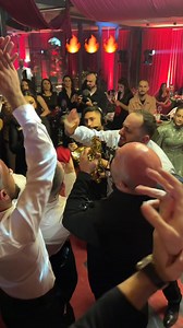 A pajtoheni edhe ju qe saksafoni e kall atmosferen? | JOY VIDEO