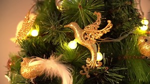 6 Pcs Christmas Artificial Red Birds Tree Ornament, Clip-On Cardinal Bird Ornament with Shiny Wreath Flower Arrangement Supplies for DIY Craft Xmas Tree Topper