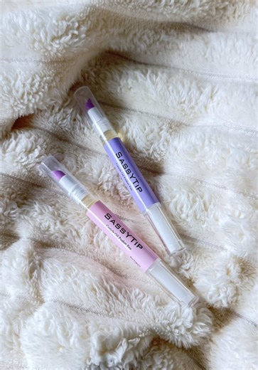 This ceramic cuticle pusher pen is actually so easy to use. It softens, shapes, and gently removes dry cuticles without sharp tools. The oil infused tip makes everything smoother and less harsh, and it’s small enough to keep in your bag for quick touch ups. Perfect for at home manicure days 💅 #tiktokshopfinds #nailroutine #cuticlecare #athomemani #beautyfinds