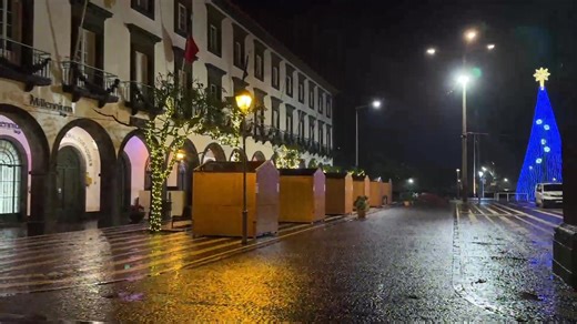 Temperaturas baixas durante as férias de Natal, chuva e vento no último domingo de 2025; o tempo está desagradável na ilha de São Miguel. Low temperatures over the Christmas holidays, rain and wind on the last Sunday of 2025; it's unpleasant on the island of Sao Miguel. Ponta Delgada Christmas 🎅🎄 lights Sao Pedro and port, Sao Miguel - 14.12.2025 https://www.youtube.com/watch?v=7cEzlHkJk3o Ponta Delgada, island of Sao Miguel / Azores in the Atlantic Ocean in Portugal Rumble: https://rumble.com