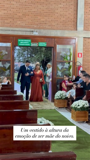 A mae do noivo lindíssima no dress terracota e que brilho no bordado à mão, que a fez brilhar ✨ Wedding day Thaís & Otavio | 7 MODA FESTA