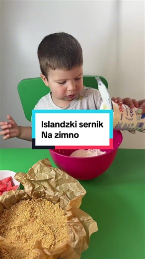 Leoś już żyje wakacjami 😂 i robi ciasto na wakacje 😂😂 Szybko sernik na zimno :) W słoneczne dni sprawdzi się idealnie 🤩 Przepis: 250g herbatników 100g roztopionego masła 4 łyżeczki żelatyny 400g śmietany 30% 900g jogurtu typu islandzkiego, skyr 130g cukru pudru 4 łyżeczki cukru waniliowego Jagody do dekoracji Herbatniki kruszymy i mieszamy z roztopionym masłem. Następnie przekładamy na tortownicę rozprowadzając po dnie i dociskając. Żelatynę dokładnie mieszamy z wodą do całkowitego rozpuszcz