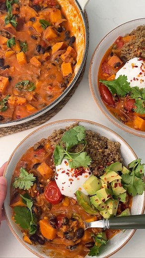 One-Pan Sweet Potato & Black Bean Stew 💫 This one comes together in just one pan with four simple steps. You’ve got sweet potatoes, black beans and cherry tomatoes simmered into a rich stew with warming spices, all finished with a squeeze of lime, a touch of miso, and a dollop of creamy coconut yoghurt. It’s a heartier recipe for those cooler summer evenings when you’re craving something a little more comforting 🌱 What you’ll need 💕 (Serves 4) - 1 tablespoon olive oil - 1 red onion, peeled & 