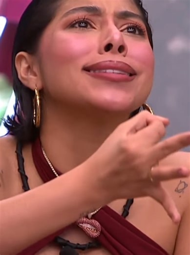 Mariana le cuenta a Karola sobre Manolo