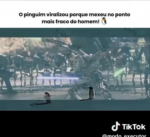 Leia a legenda 👇🏻 Esta imagem conta uma história de uma determinação silenciosa e trágica. No coração da Antártida, onde o vento grita a 160 km/h e a temperatura permanece muito abaixo de zero, existe um ritmo na vida. Milhares de pinguins-adélia se movem como um só — uma maré preta e branca fluindo em direção ao mar em busca de alimento e sobrevivência. Mas então, há este aqui. Ele para. Ele se afasta do oceano, se afasta do calor do grupo e se afasta de tudo o que significa “vida”. Ele começ