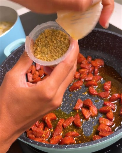 This year, dinner doesn’t need to be complicated ✨ Our Penne alla Rustica is ready in under 20 minutes - dinner without the faff 🍽️ Click the link in our bio or download our app to order yours now 📱📦 | Simplycook.com