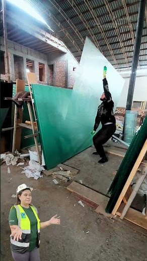 Handling Glass Without Proper Tools | Safety Failure in Action #glasshandling #thinkbeforeact