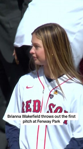 Yesterday Tim and Stacy Wakefield’s daughter, Brianna, threw out the first pitch at Fenway Park surrounded by her father’s 2004 #RedSox teammates.