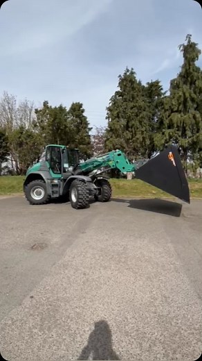 Saturday’s Machine of the Day is a ⚫️Kramer KL55.8T Telescopic Wheel Loader🦾Dan Mallard takes us for a tour of its main features👍 Book a demo of this machine on 📲0345 222 0456 @kramer_werke #kramer #loader #machine #demo #demome #onthesafeside #robust #reliable | Tallis Amos Group