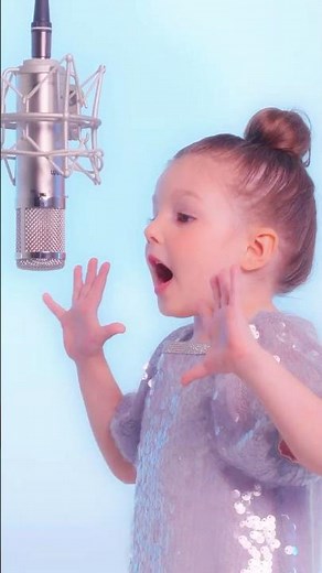 Frank Sinatra would be PROUD of this 5-year-old! 🎤🌟