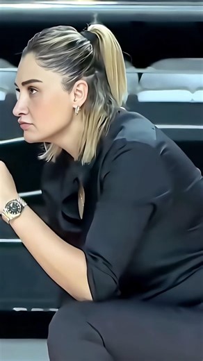 🔥 سيلين إردم بمعطف أحمر وابتسامة فوز | مدرب كرة السلة التركي يقود فريقه إلى المجد 🏆