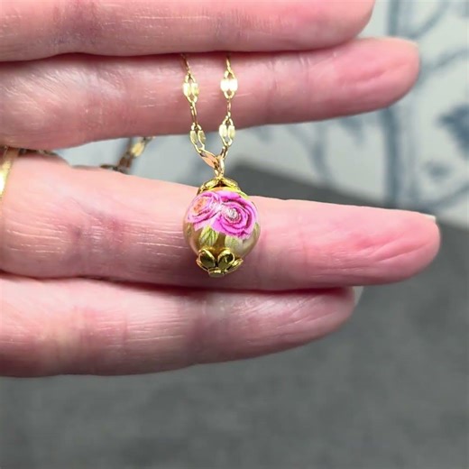 Handmade Glass Rose Necklace vickiesvintagedesign.com vickiesvintagedesign.etsy.com