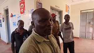Musomi we'sikuli sia sekondary sia St. Charles Lwanga mulubeeka olwobunge olwa Lugari mukaunti eya Kakamega yakhafwa olunyuma olwokhukwa nende khunyira mumashindano kechimbiro musikuli sia sekondari esia Chekalini .Timothy Akila wemiika 20 musomi weiklasi eya form 4 afwire nanyoolanga busirikhi musibitali sia Chekalini olunyuma olwokhukwa nende khunyira .Simwana Fred Amugunya lala nende beekho baye bakhaukisibwa nende khufwa khwaye eno nibenya buchungusi khukholwa khumanya sifune sierifwa eryo .