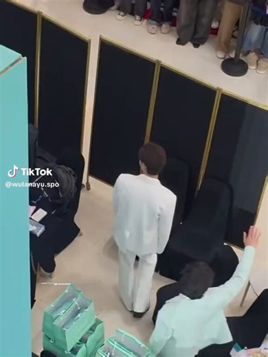 Their offcam interaction is always cutest🥰 Small talk btw them and w others, sweet smile, a little pat on Ped’s thigh or at Ta’s back….i can smell lots of love in the air, the love of long life time mariage🥰#PerthSanta #เพิร์ธแซนต้า