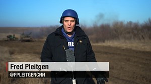 "Simplemente los combatimos, si nos detenemos, se acercarán y perderemos nuestras casas y familias", dice un comandante militar ucraniano en la región de Bajmut. Frederik Pleitgen, de CNN, muestra cómo Ucrania combate contra los rusos con un tanque soviético T-64. | CNN en Español