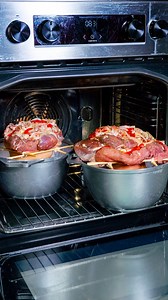 J'ai appris à tous mes amis comment faire les meilleurs jarrets de porc ! Ingredientes jarret de porc: 2 pc sel: 3 g poivre noir: 1 g ail: 1 pc romarin: 20 g oignon: 3 pc poivron rouge: 1 pc lard: 150 g huile: 10 ml chou mariné et carottes: 800 g mayonnaise: 50 g moutarde: 30 g jus de citron: 7 ml miel: 30 g paprika doux: 5 g | Cookrate - France