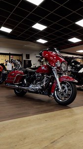 🔥HARLEY-DAVIDSON ELECTRA GLIDE STANDARD FLHTP – FIREFIGHTER EDITION🔥 ➡️ Sofort bei uns verfügbar für: 24.200€ Zeitlose Tradition trifft modernen Touring-Komfort. Die Electra Glide ist eine Ikone. Inspiriert von den legendären amerikanischen Polizeimotorrädern, gebaut für zehntausende Kilometer im Jahr – robust, zuverlässig und souverän. Diese seltene Firefighter Edition verleiht dem Klassiker einen ganz besonderen Charakter: nostalgischer Look, viel Chrom und gleichzeitig moderne Technik auf T