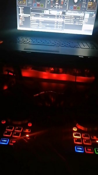 Day 1 Learning how to dj, song on the floor x tik tok #fyp #dj TikTok