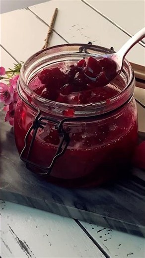 No-Cook Raspberry Syrup – The Easiest Way to Bottle Summer #syrup