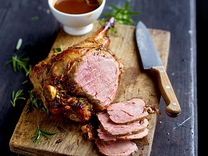 Gigot d'agneau à l'ail et au romarin, laqué au miel et à la moutarde