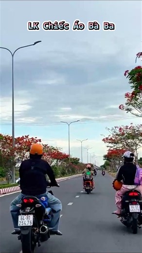 Chiếc Áo Bà Ba Trên Dòng Sông Thăm Thẳm, Thấp Thoáng Con Thuyền Bé Nhỏ Lướt Mong Manh