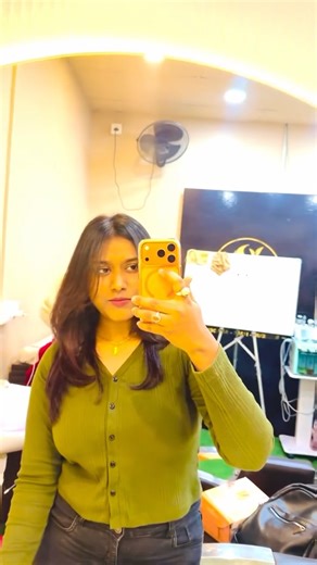 PRIYA DAS on Instagram: "Sass powered by blow-dry 🔥uffffff ❤️🫣 . . . Short hair + hair colour + styling 😍 But this is called 2 pal ke khushi 😂🤣 . . .Follow for more thanks for the look : #hairtransformation #haircut #haircolor #hairtok fyp"