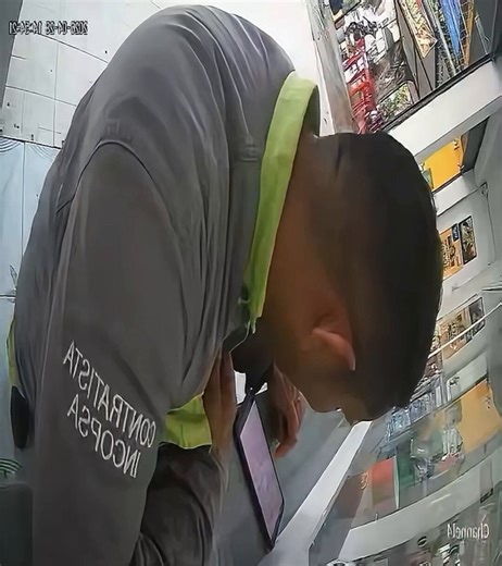 "Por robarlo lo desvivieron"Imágenes de cámara de seguridad dentro de un corresponsal bancario en Mariquita, Tolima.Se ve a un hombre con chaqueta gris y detalles neón parado en el mostrador, revisando un dispositivo y gesticulando, hasta que de repente se levanta, se tambalea y cae desplomado contra la pared.Este es el momento del asesinato de Andrés Felipe Escobar, técnico de 38 años, quien acababa de retirar cerca de 7,5 millones de pesos para comprar una moto. El delincuente le disparó, le r