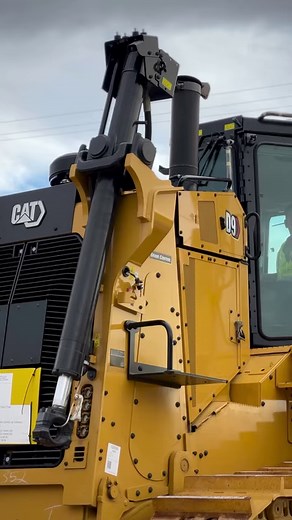 Hit 💛 and welcome our latest addition to the Malaga fleet. Introducing our new D9 dozer, fresh out of the factory and being unloaded by Rafael from the workshop team. 🦾 As soon as it is fully assembled and ready for action you can count on us sharing some more content about it, so stay tuned. 👀 #meetthefleet #dirtlife #heavymachinery #eventvenue #catequipment #heavyequipmentlife #heavyequipmentoperator #bulldozer #gradecontrol #catdozer #catd9 #operatorlife #customerexperience #brandexperienc