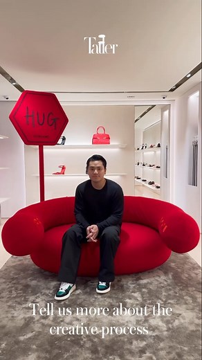 “Long time, no hug” says @Ferragamo. The Italian house celebrated its now-iconic Hug bag and spring-summer collection with a special installation by @MrOscarWang at @LandmarkHK during Art Week. The multidisciplinary artist chats with us about his creative process that blends fashion and interior design. “Long time, no hug〞 意大利品牌Ferragamo 在藝術週期間於 Landmark 舉辦了由 Oscar Wang 設計的特別裝置，向品牌標 誌性的Hug 手袋和春夏系列致敬。多才多藝的Oscar與我們 談論了他融合時尚和室内設計的創作過程 #TatlerStyle #FerragamoSS24 #longtimenohug | Tatler Hong Kong