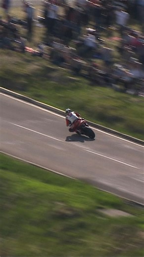 In 2013, John McGuinness, who had yet to take a win that year, made his move in the second lap, edging ahead of Dunlop by just five hundredths of a second. It was tight all the way to the end, with the thousands of spectators lining the course treated to an on-track duel between Dunlop and McGuinness. McGuinness took home his 20th TT win, by just 10.1 seconds. Rewatch every race since 1995, for free with TT Rewind – only on TT 🔗 ttplus.iomttraces.com/tt-rewind-john-mcguinness-30-years #isleofma