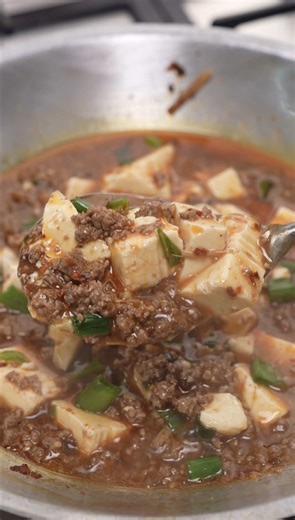 Episod 746 | Resepi Mapo Tofu | 2 Minit 1 Resepi by Che Sayang Kitchen Resepi penuh - tofu lembut - Potongan daun bawang - Hirisan halia - 3 ulas bawang putih cincang - Daging kisar - 3 sudu kecil taucu/kacang soya masin - Chili flakes - Sedikit air - Air tepung jagung #resepichesayang #chesayangkitchen