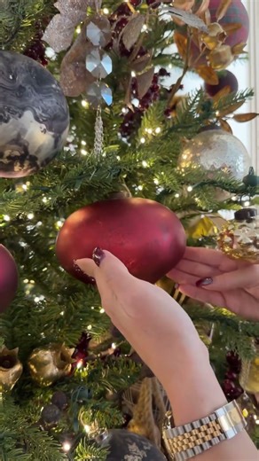 Traditional Christmas tree decor. #vintage #christmastree #christmasdecor #christmas #home ￼