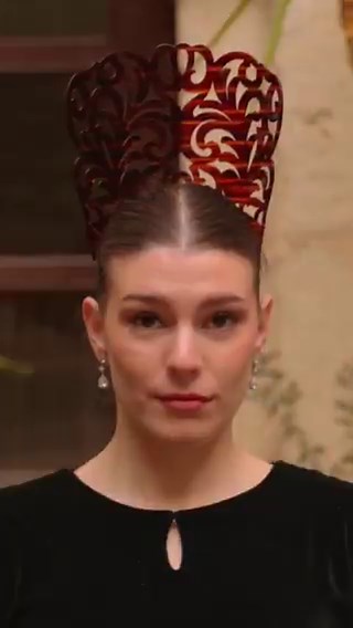 How Spanish women fix their mantillas. A few pins, a steady hand, and centuries of tradition. Delightful Spain 🇪🇸https://t.co/u9WzvgphaP