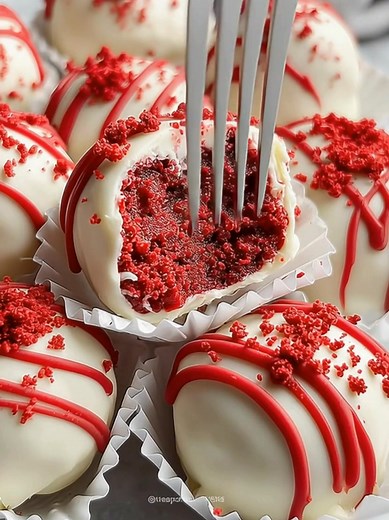 Red Velvet Cake Pops Bite-sized delights with a rich red velvet center coated in silky white chocolate and topped with festive sprinkles. Yield: Makes 24 cake pops Temp & Time: Chill 1 hour before dipping Key Ingredients First: Red velvet cake (baked & cooled) Cream cheese frosting White chocolate coating Red velvet crumbs (for garnish) ................................. Full Recipe in First Cօʍʍеոτ 👇 | Pure Pan Kitchen