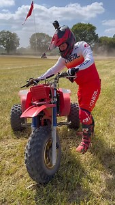 First time hopping on an ATC 250. These things are wild, so much fun…until they bite back 😅🤯 We put this machine in a head to head battle against the Yamaha version (the Tri-Z 250) in our latest video. Link in my bio if you want to check it out 🤟🏻 . . . #mx #moto #motocross #dirtbike #twostroke #2stroke #atc #atc250r #honda #2stroketuesday #twostroketuesday #kickstart | 999lazer