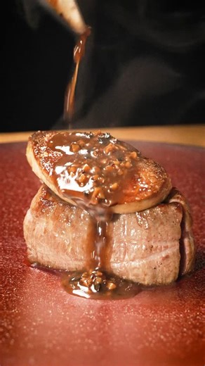 ツナボーイ🐟 on Instagram: "メルカリで買った黒トリュフ。 「材料」 ・メルカリ 「作り方」 1.作らない方がいいです。 #トリュフ #フォアグラ #ロッシーニ #メルカリ #牛肉 #ステーキ"