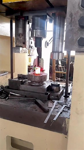 Use dies to forge automotive parts #forging #forgingsteel #carparts