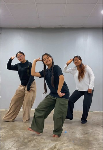 MAKHAMALI CHOLI MATHI🤩 #makhamali #nepalidancesong #fypreels #trendingsong