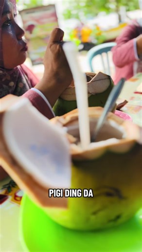 Nikmati Es Kelapa Muda di Pantai Papuma